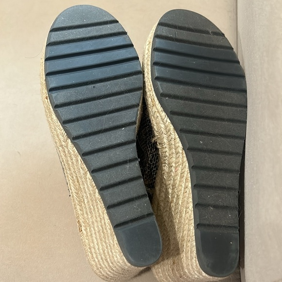 Tom’s wedge. Snakeskin. Super comfy. Size 10. Worn once - Picture 7 of 8